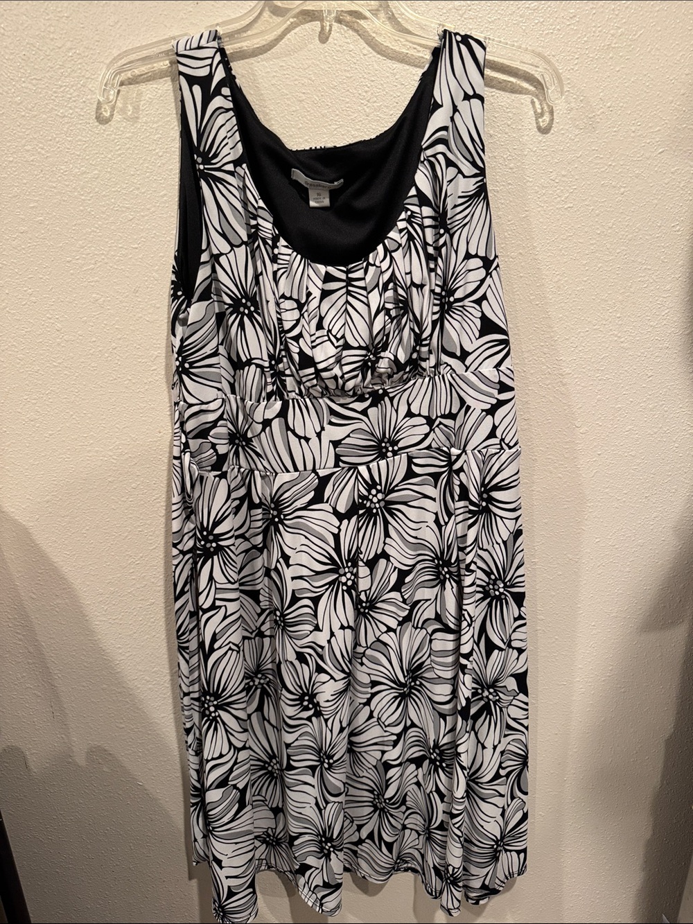 Black & White Floral Sleeveless Dress - Picture 3 of 5